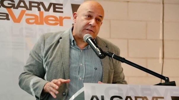 Montenegro distingue Mendes Bota como presidente honor&aacute;rio do PSD do Algarve