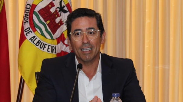 MP acusa presidente da C&acirc;mara de Albufeira de discrimina&ccedil;&atilde;o e incitamento ao &oacute;dio