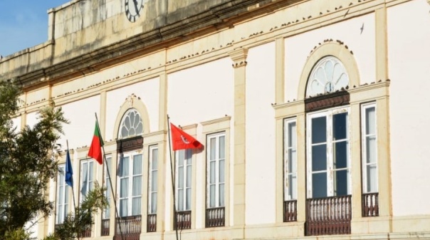 Munic&iacute;pio de Silves recruta para &aacute;reas de pedreiro e desenhador