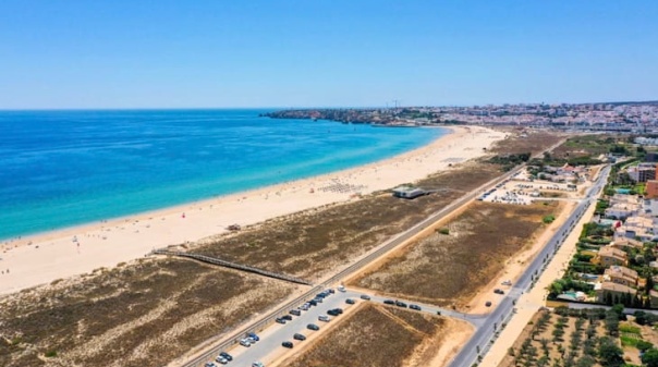 Movimento c&iacute;vico pede suspens&atilde;o de projeto tur&iacute;stico na Meia Praia em Lagos