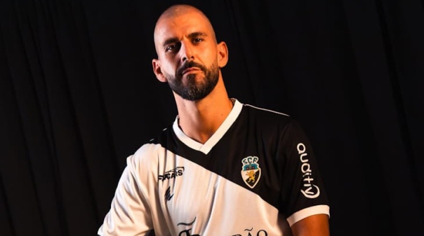 Avan&ccedil;ado internacional portugu&ecirc;s Nelson Oliveira assina pelo Farense