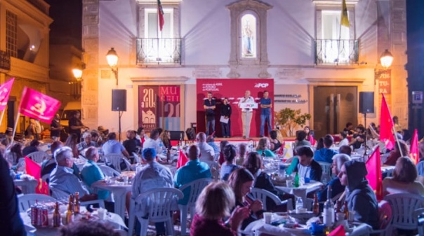 Militantes e simpatizantes do PCP reuniram-se num jantar-com&iacute;cio em Olh&atilde;o