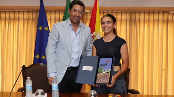 Ciclista L&uacute;cia Martins homenageada pelo Munic&iacute;pio de Albufeira