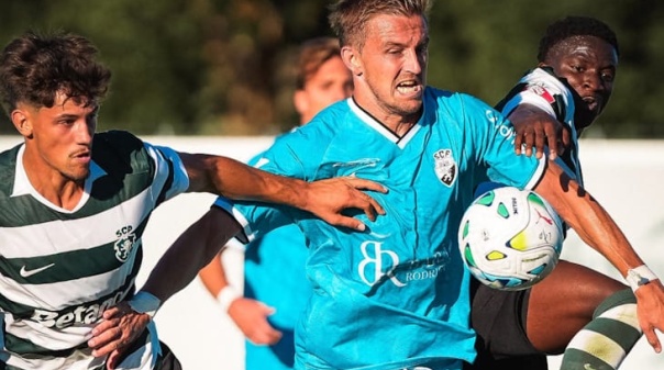 Farense sofre derrota frente ao Sporting B j&aacute; nos descontos