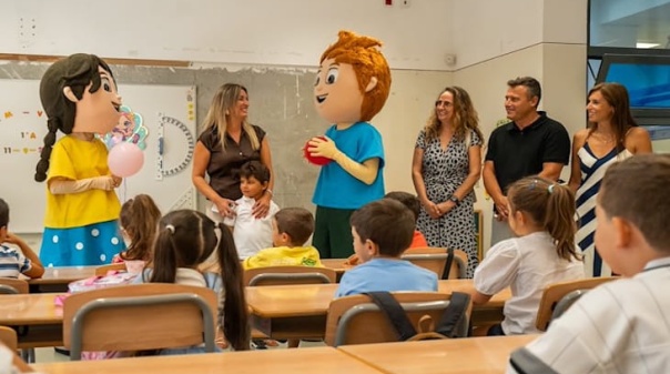 Olh&atilde;o: Cerca de 1900  alunos do 1.&ordm; Ciclo presenteados com material escolar