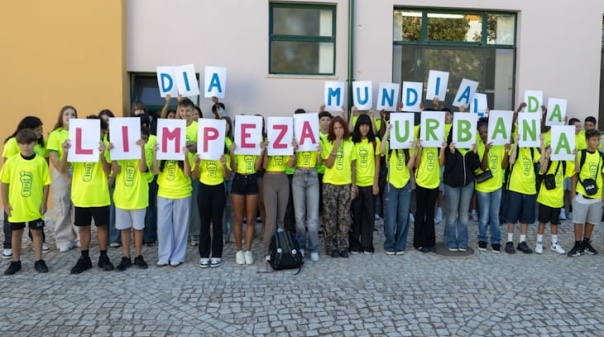 EMARP &ldquo;convocou&rdquo; alunos de Portim&atilde;o para ajudar cantoneiras na limpeza da cidade