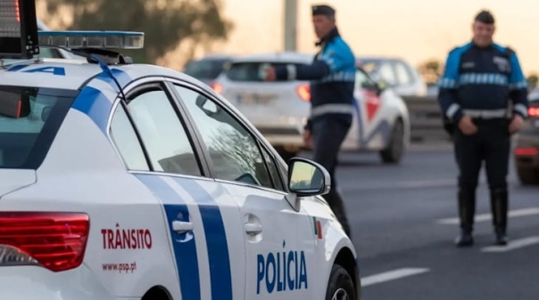 Condutor que atropelou dois pol&iacute;cias em Portim&atilde;o entregou-se &agrave;s autoridades