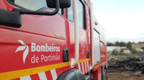 Quatro bombeiros de Portim&atilde;o feridos em inc&ecirc;ndio de Odemira