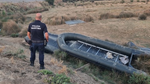 Pol&iacute;cia Mar&iacute;tima apreende dois botes, motores e combust&iacute;vel escondidos em Alvor