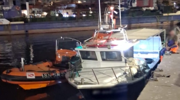 Auxiliada embarca&ccedil;&atilde;o de pesca com entrada de &aacute;gua a bordo ao largo da praia da Luz