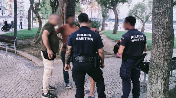 Dois estrangeiros em situa&ccedil;&atilde;o irregular identificados em opera&ccedil;&atilde;o conjunta em Portim&atilde;o