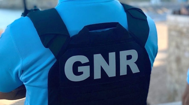 GNR det&eacute;m seis pessoas e apreende cerca de 200 jerric&atilde;s com combust&iacute;vel em Albufeira