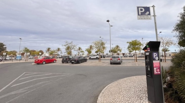 Portim&atilde;o volta a isentar estacionamento no Largo do Dique e Praia da Rocha em outubro