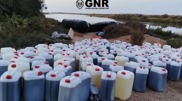 GNR apreende 3.600 litros de combust&iacute;vel e lancha de borracha em Tavira 