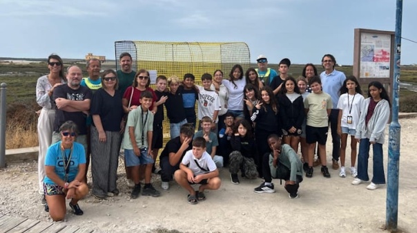 Alunos da Fuseta participaram na constru&ccedil;&atilde;o de covo gigante para recolha de res&iacute;duos