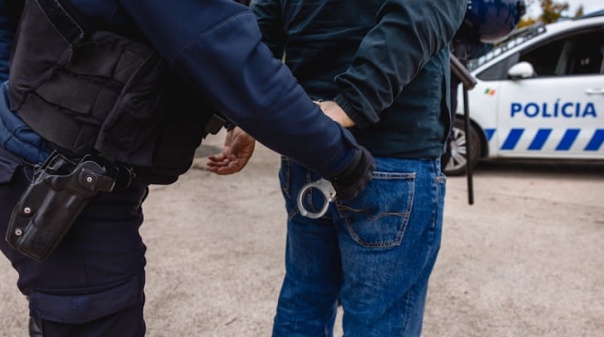 Pris&atilde;o preventiva para homem detido por amea&ccedil;as em Faro e resist&ecirc;ncia &agrave; interven&ccedil;&atilde;o policial 