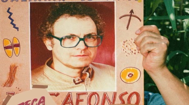 LAMA Teatro estreia em Faro pe&ccedil;a sobre mem&oacute;ria, educa&ccedil;&atilde;o e os cantautores de Abril  