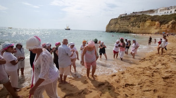Seniores recriaram Banhos de S&atilde;o Miguel na Praia do Carvoeiro