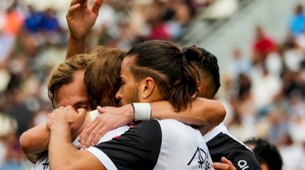 II Liga: Farense bate Feirense e sobe ao p&oacute;dio