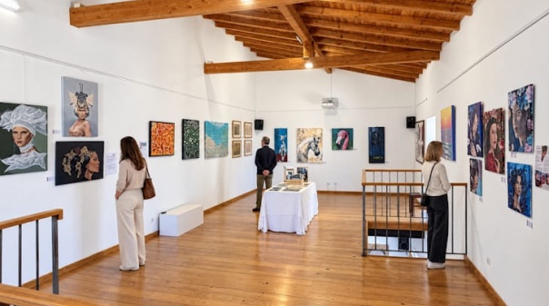 &ldquo;Arte em Movimento&rdquo; leva cria&ccedil;&atilde;o art&iacute;stica a Ferragudo e apoia crian&ccedil;as e fam&iacute;lias