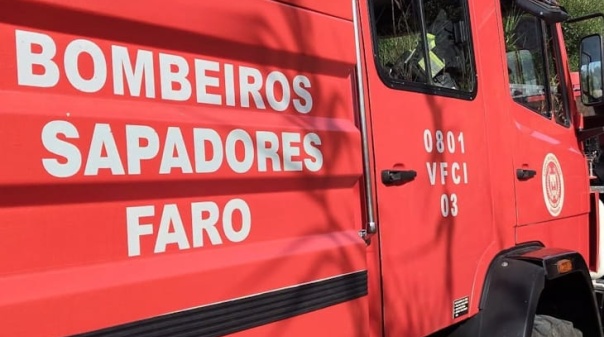 Nove pessoas regressam a casa ap&oacute;s inc&ecirc;ndio no bairro da Horta da Areia em Faro 