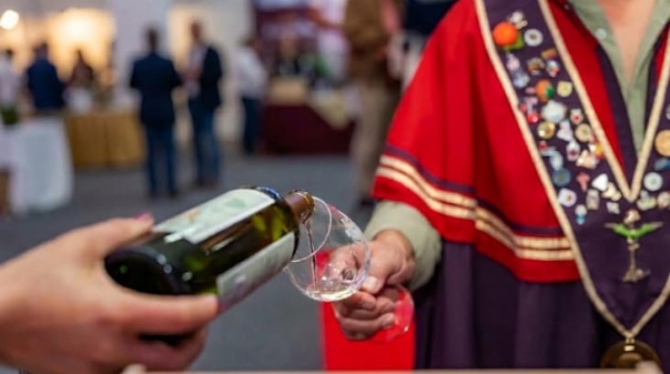 Dezenas de confrarias nacionais v&atilde;o estar em Albufeira celebrando a cultura do vinho e dos produtos regionais