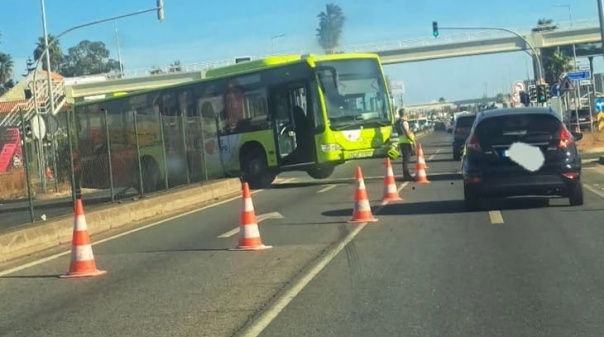 Colis&atilde;o entre autom&oacute;vel e autocarro na EN125, no concelho de Faro, faz um ferido grave