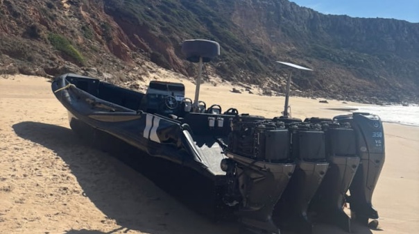 Embarca&ccedil;&atilde;o de alta velocidade encontrada na praia do Telheiro, em Vila do Bispo