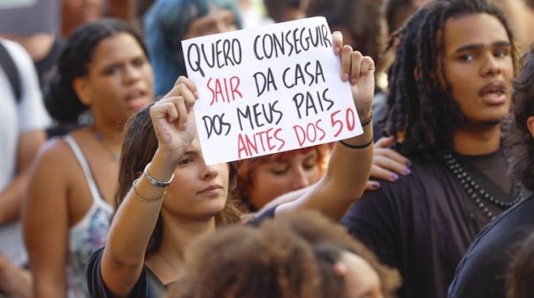 Habita&ccedil;&atilde;o: Cerca de 200 pessoas manifestaram-se em Faro contra pre&ccedil;os elevados das casas