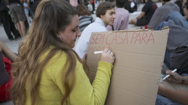 Habita&ccedil;&atilde;o: Cerca de 200 pessoas manifestaram-se em Faro contra pre&ccedil;os elevados das casas