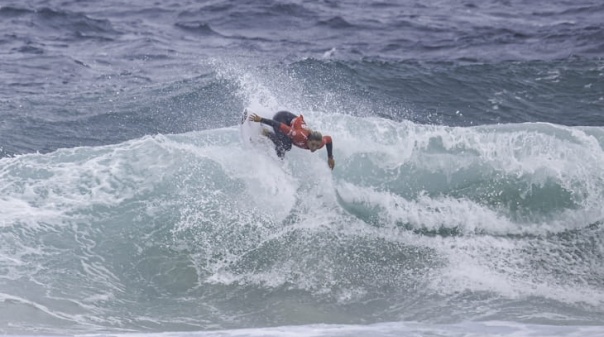 Surfista algarvia Lua Escudeiro conquista 3.&ordm; lugar na Corunha