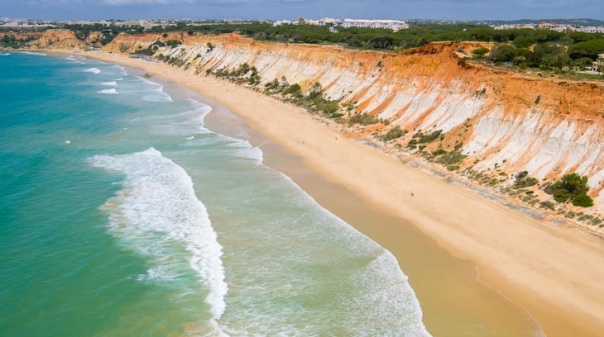 Praia da Fal&eacute;sia conquista 4.&ordm; lugar entre as melhores praias da Europa 