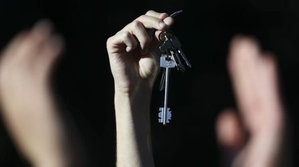 Habita&ccedil;&atilde;o: Uma centena de pessoas desfilam em Faro pelo direito &agrave; casa pr&oacute;pria