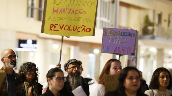 Habita&ccedil;&atilde;o: Meia centena protesta em Faro e afirma n&atilde;o ter medo da pol&iacute;cia