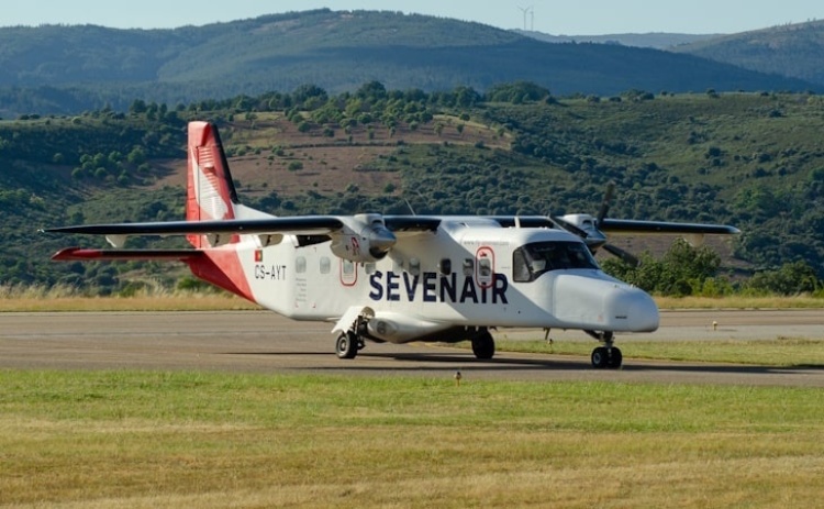 Governo reprograma verbas da ligação Bragança-Portimão mas avião continua retido em Cascais
