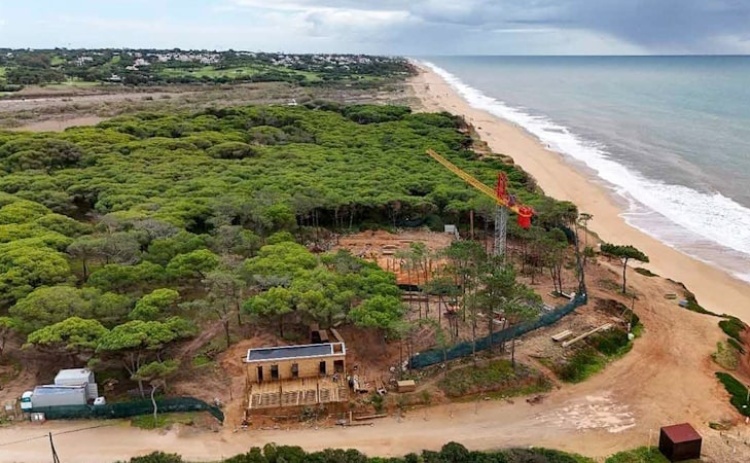 Grupo cívico marca protesto a pedir paragem de obras junto à praia do Trafal