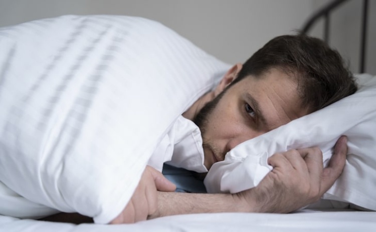 Dorme mal? Conheça os riscos para a saúde