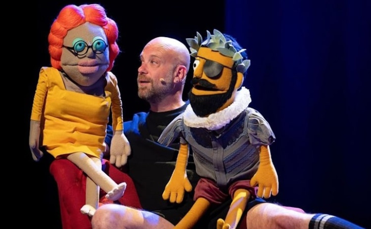 Hugo van der Ding chega a Portimão com marionetas, música ao vivo e sátira histórica