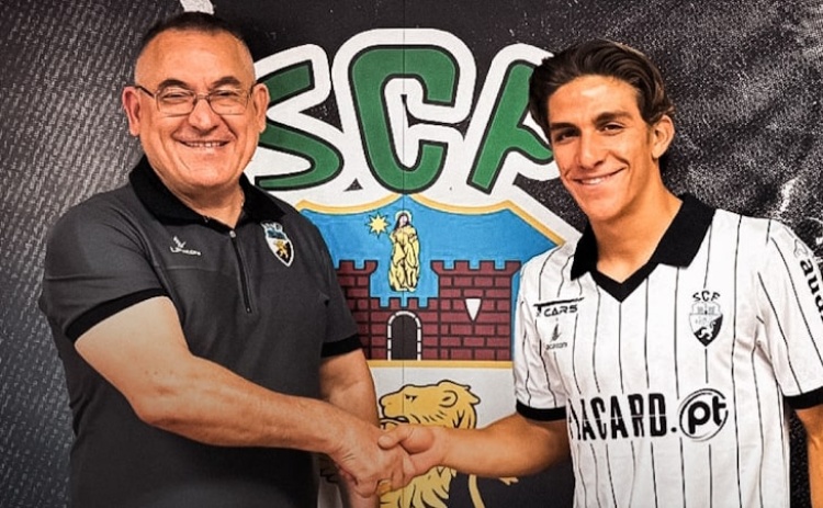 Jovem médio Rafael Teixeira renova até 2028 com Farense