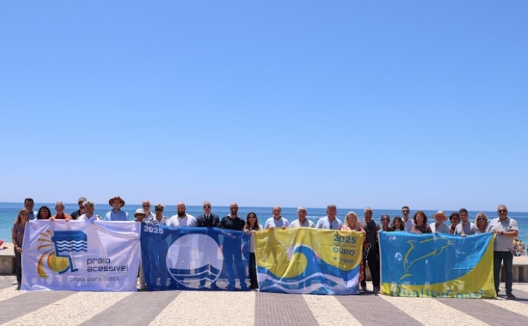 Praias de Lagos com bandeiras hasteadas e desafios ambientais para banhistas