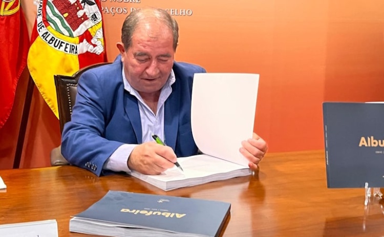 Autarca de Albufeira resume em livro investimentos realizados no concelho