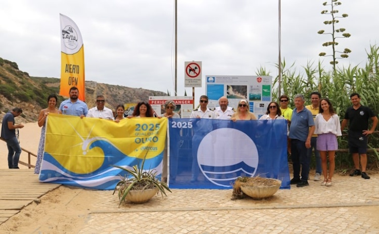Bandeiras Azul, Qualidade de Ouro e Praia Acessível hasteadas em Vila do Bispo