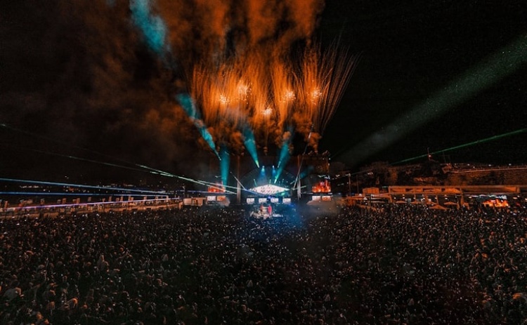 Chris Brown, Mary J. Blige, Burna Boy e Tems no festival Afro Nation em Portimão