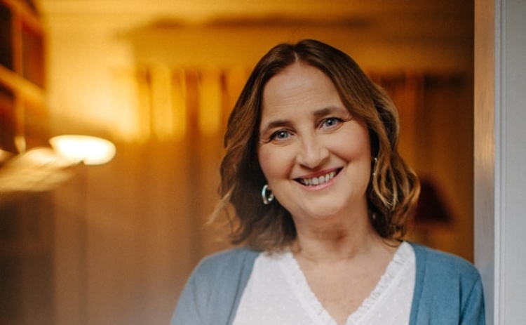 Jornalista Raquel Marinho vai a Almancil apresentar “O Poema Ensina a Cair”