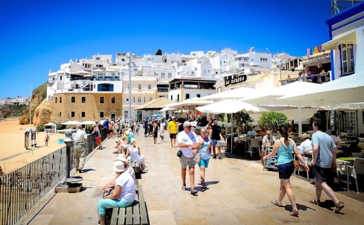 Albufeira lidera preferência de turistas apenas atrás de Lisboa