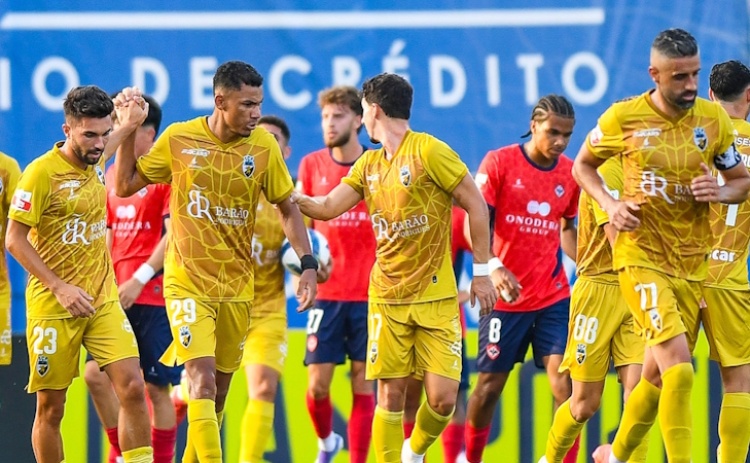 Golo nos instantes finais vale ao Farense empate com Oliveirense
