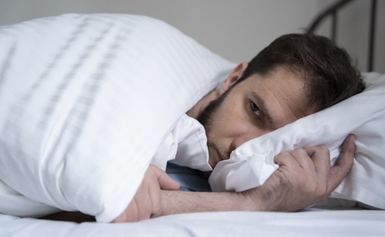 Dorme mal? Conheça os riscos para a saúde