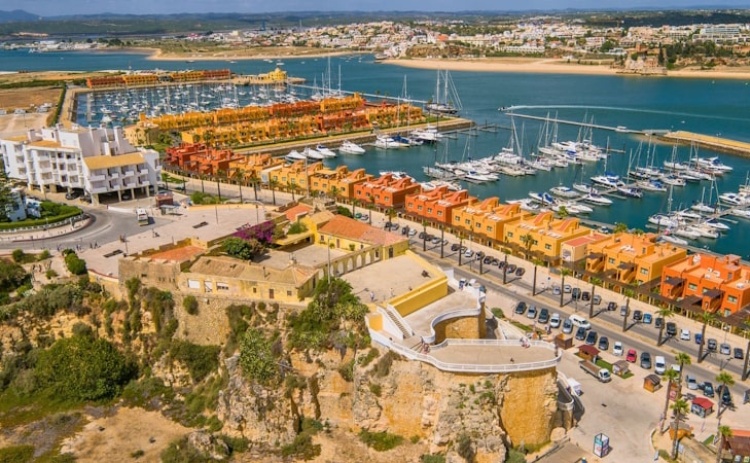 Alojamentos turísticos algarvios receberam 597 mil hóspedes em setembro