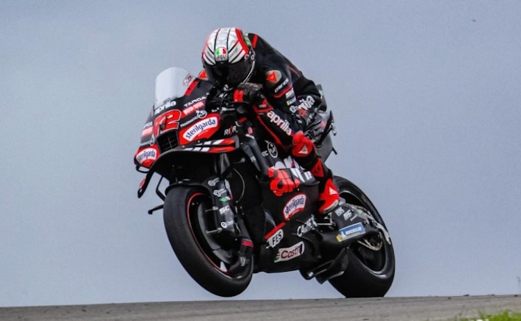 MotoGP: Marco Bezzecchi vence em Portimão e Oliveira é 14.º