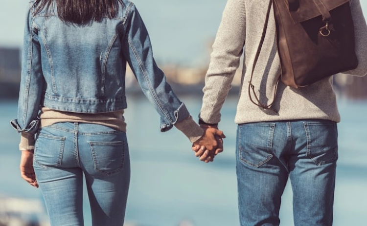 Casais que andam de mãos dadas são mais felizes. Sabe porquê?